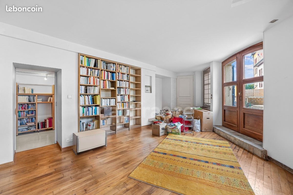 Maison 10 pièces 260 m² · à Gex · 260 m² · 495 000 €