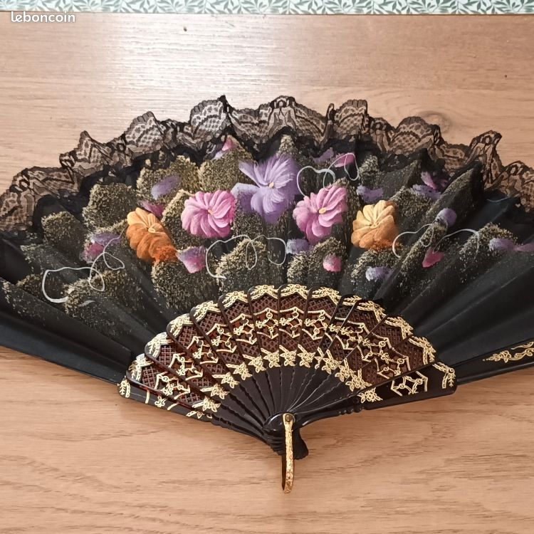 Eventail ancien en tissu peint TBE (image 1)