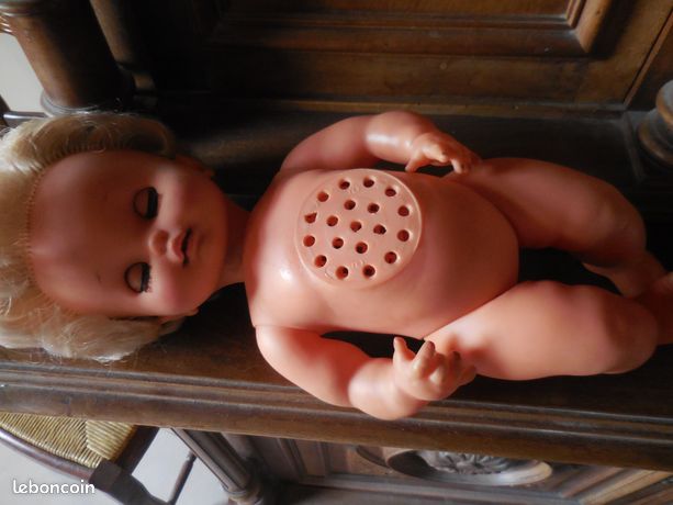 ANCIENNE POUPEE ROCK PARLANTE MARCHEUSE GENNY DOLLY A