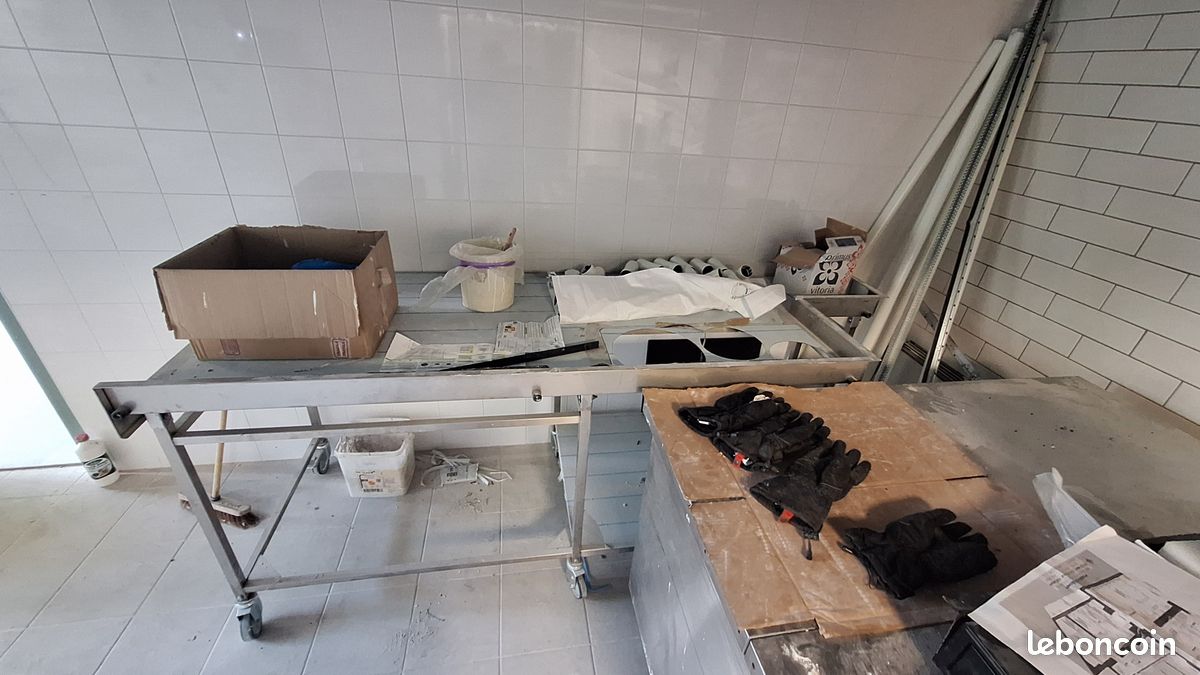 Table en inox sur roulettes (image 1)