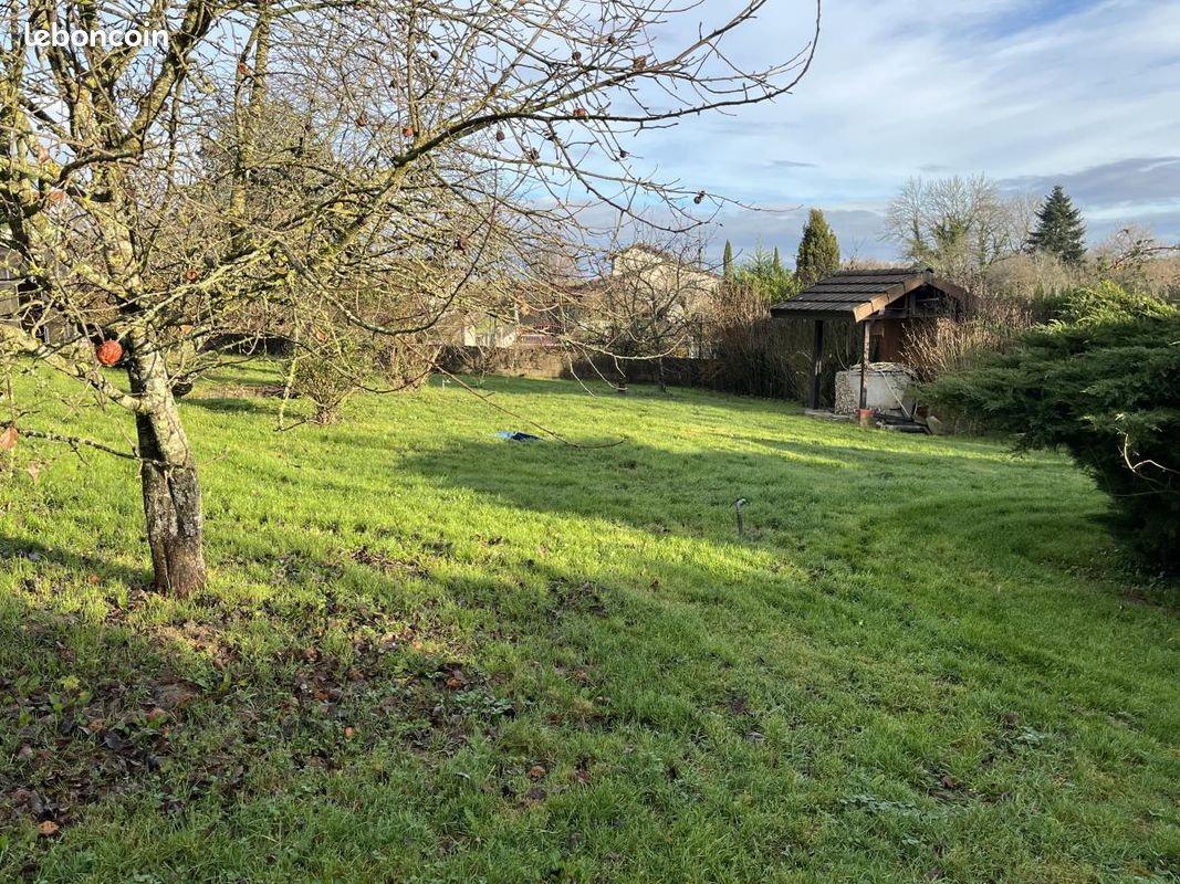 Terrain 618 m² · à Saint-Éloi · 618 m² · 140 000 €