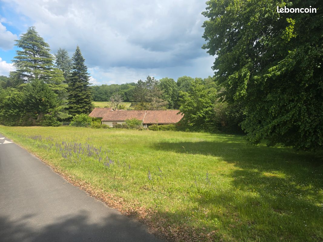 Petit terrain · à Vitrac · 30 000 €