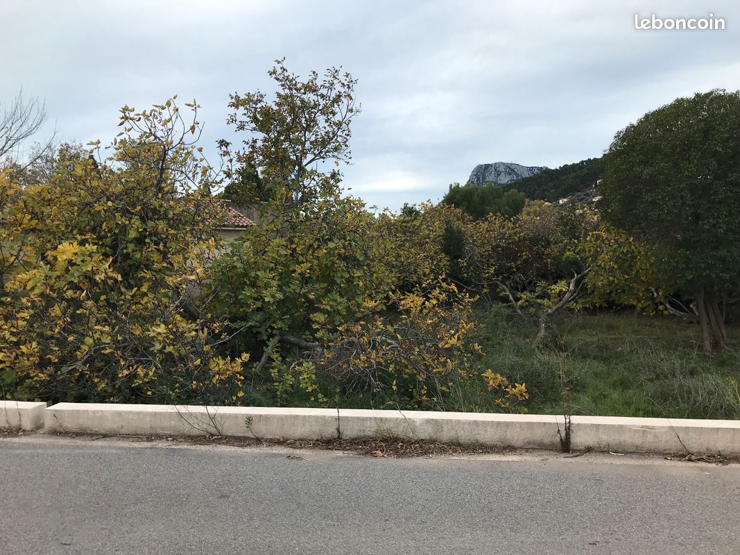 Terrain 823 m² · à Solliès-Ville · 823 m² · 250 000 €