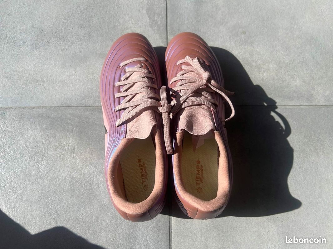 Chaussures foot taille 42 neuves - Sport & Plein air