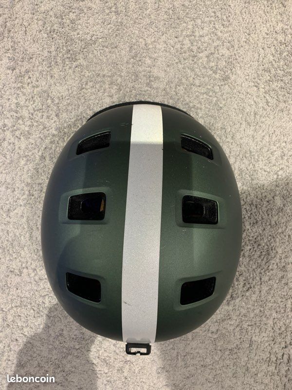 Casque décathlon avec bande réfléchissante (image 1)