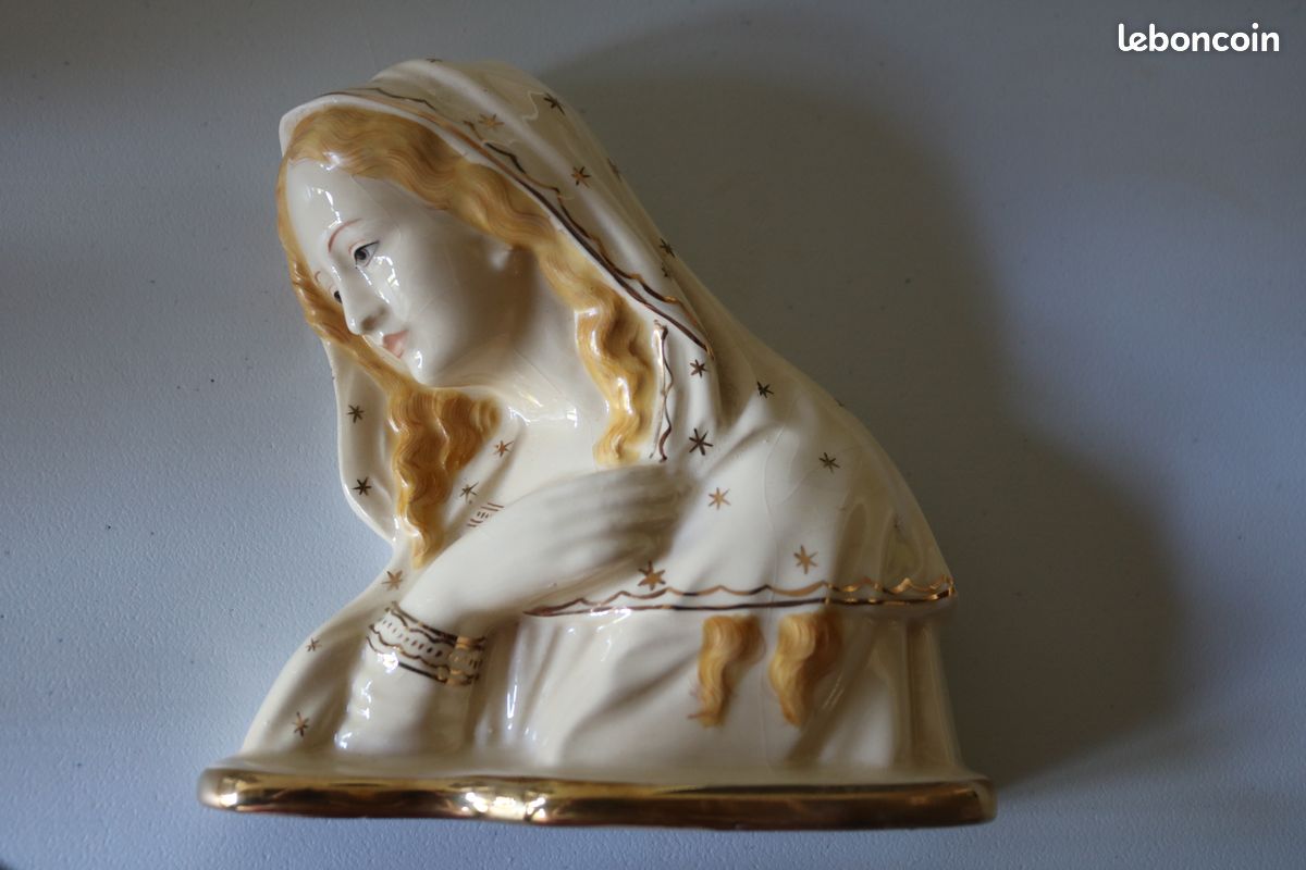 Une applique murale ou haut-relief en faïence émaillée représentant le buste profilé de la Vierge Marie regardant vers le bas (image 1)