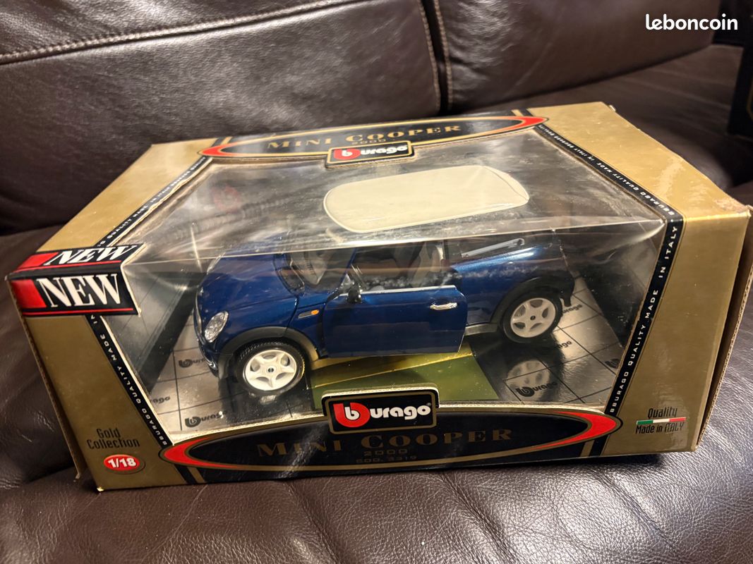 VOITURE BURAGO 1/18 dans sa boite Jaguar SS 100 de 1937 cod : 3006 EUR