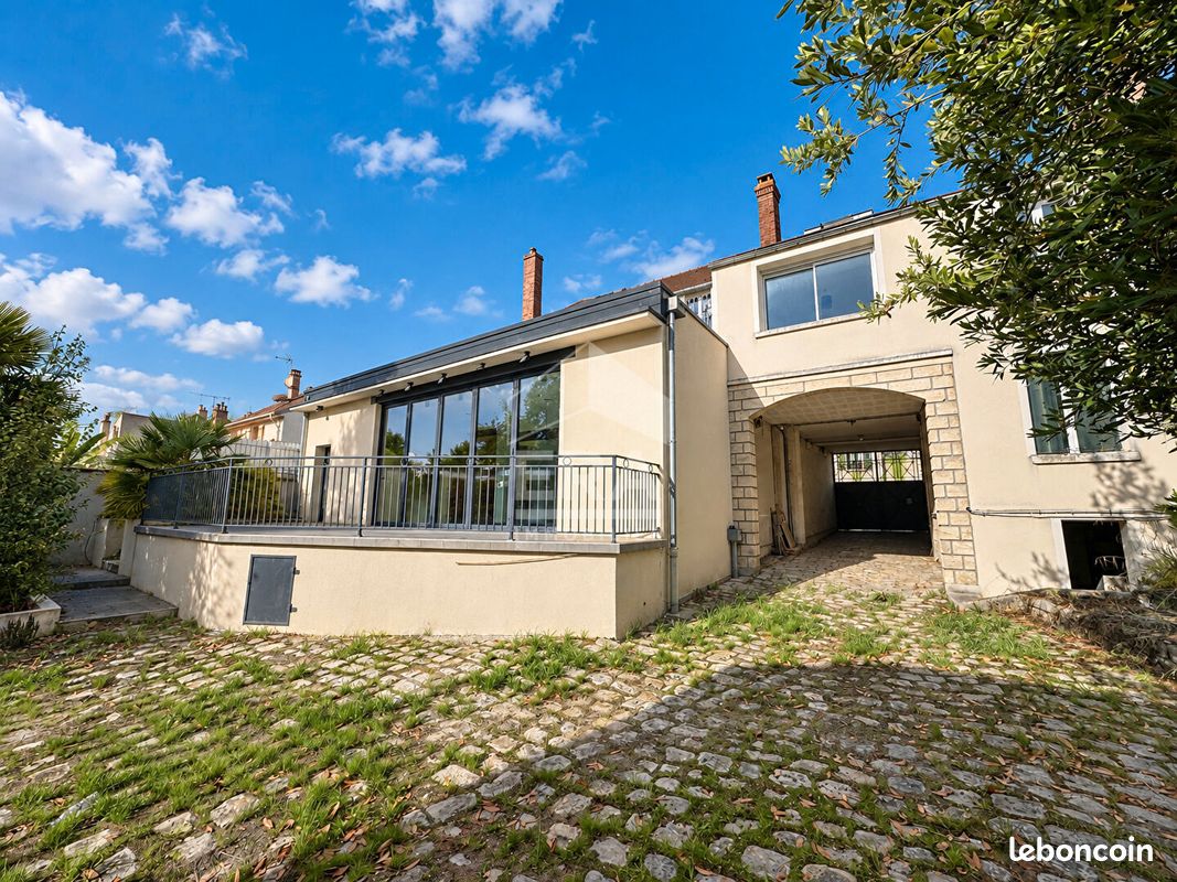 Maison 12 pièces 349 m² · à Luzarches · 349 m² · 2 950 €/mois