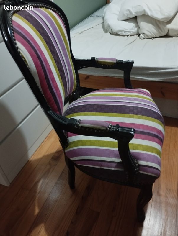 Joli fauteuil de couleur (image 1)