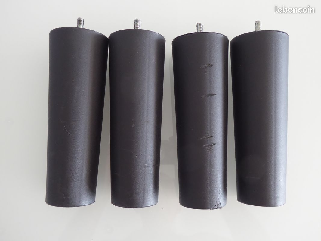 Lot de 4 grands pieds noirs en plastique rigide à visser (image 2)