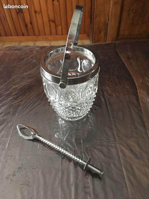 Ancien seau à glace en verre taillé avec anse vintage. Et sa pince à glaçons (image 1)