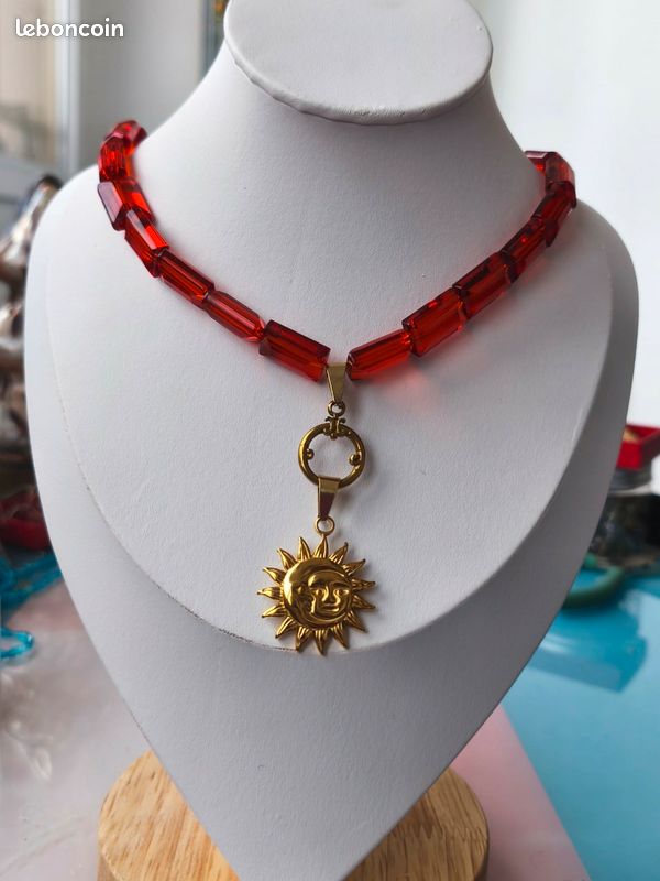 Collier ras-de-cou artisanal perles verre rouge pendentif soleil doré (image 3)