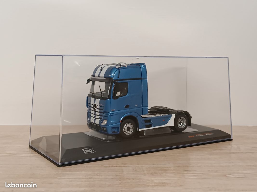 Miniature Mercedes Actros MP4 – Bleu, Échelle 1/43 Par IXO