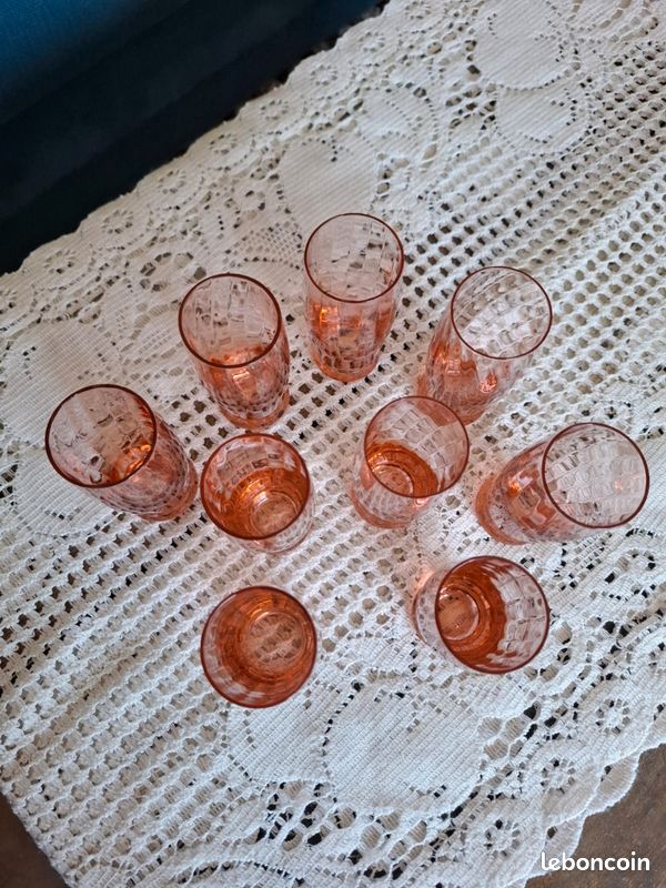 9 jolis verres à digestifs anciens en verre soufflé rose en excellent état (image 4)