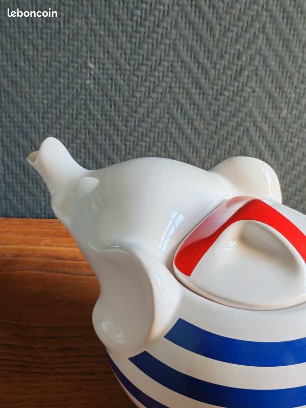 Théière Vintage L'Éléphant – Rayures Bleu Blanc Rouge, Pub Ancienne, Céramique Années 50
