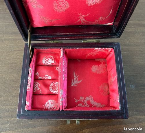 Boîte à bijoux chinoise vintage en bois avec incrustation de jade et de laiton - La boîte en palissandre a des coins et des charnières en laiton - L'intérieur est doublé de