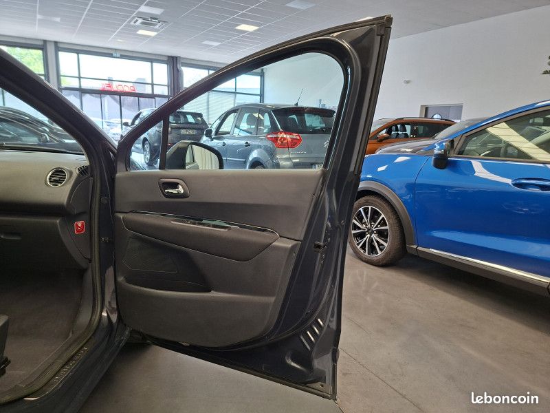 Peugeot 5008 1.6 hdi 112 ch Boite Auto Allure 7 places / GPS / toit pano / Radar AV et AR / (image 29)