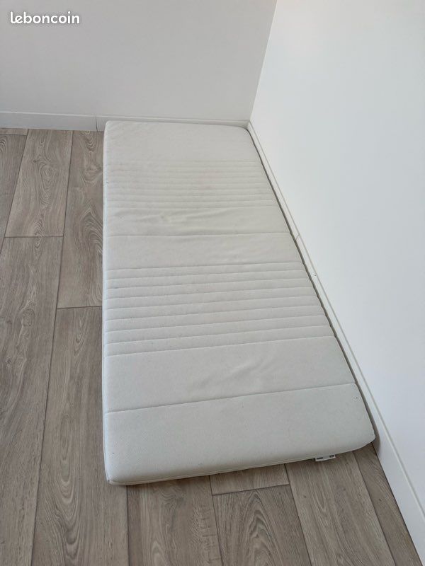 Sur matelas IKEA 90x140 (image 1)