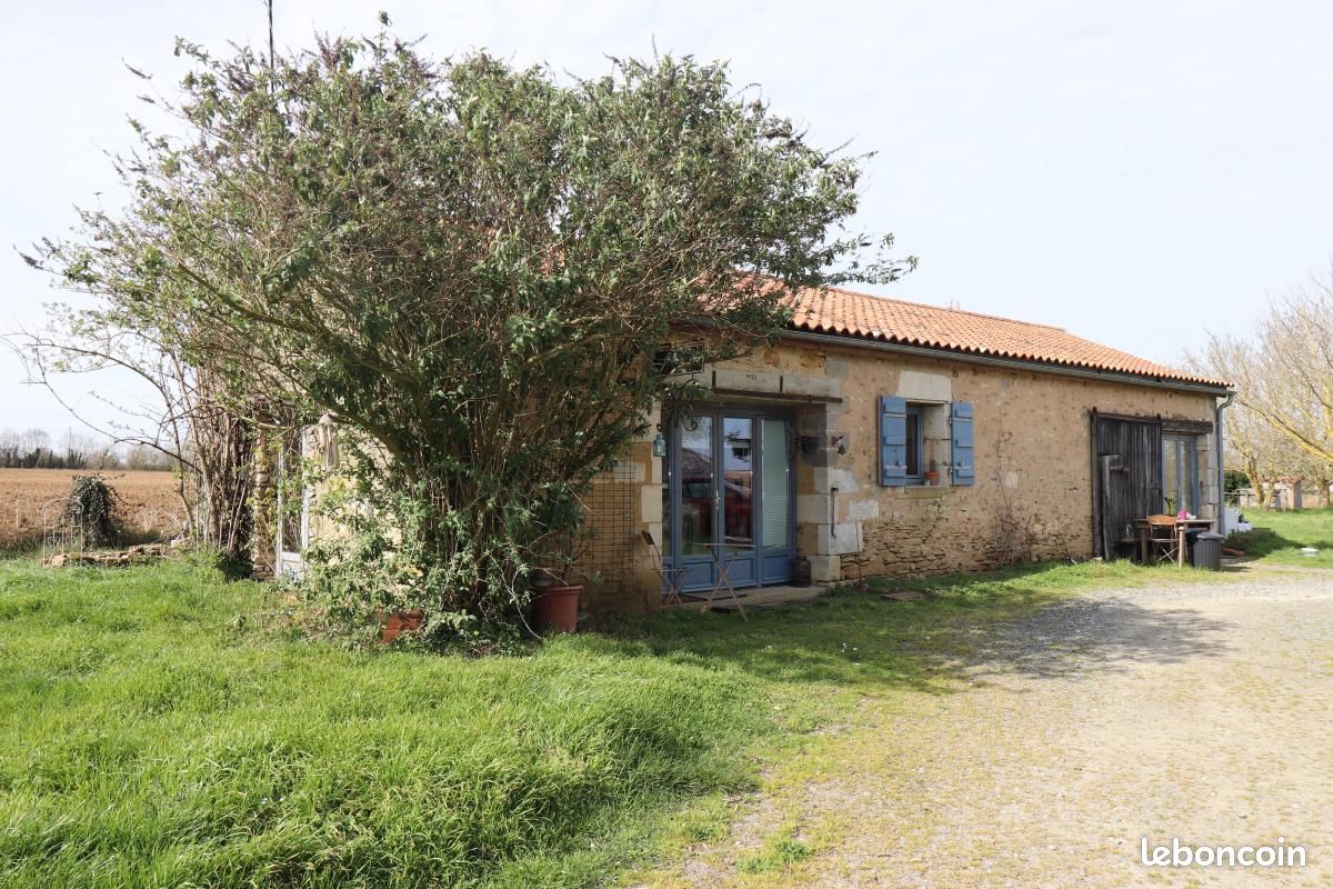 Propriété 8 pièces 300 m² - Lussant 17430 (image principale 3)