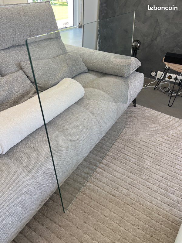Pouf en cuir qui fait office de table basse (image 4)