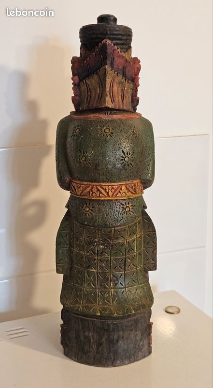 Statue balinaise en bois sculpté d'une danseuse En vente sur