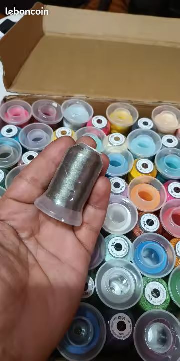 Machine à Coudre Fil à Broder Polyester New Brothread - 63 Couleurs - 500m Bobine - Compatible Brother, Janome, Singer Kit Fil Broder Machine