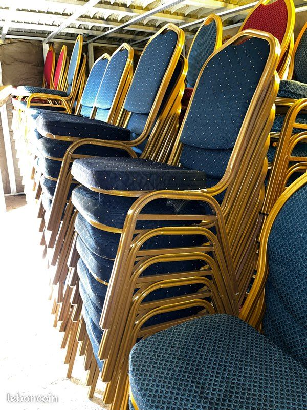 Chaises salle de fêtes bleues et rouges (image 1)