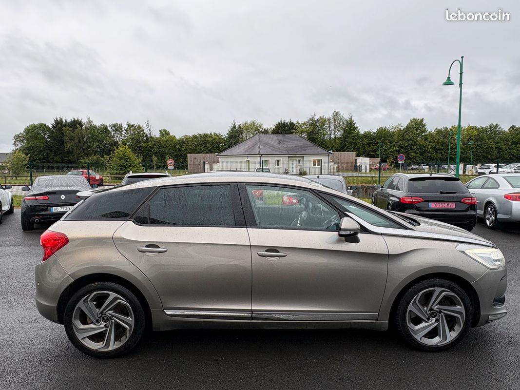 Citroën ds5 PHASE II 2.0 L HDI 180 CV SPORT-CHIC 10 CV BOUTE AUTOMATIQUE / 146 500 KILOMÉTRE / ANNÉE 2015 (image 8)