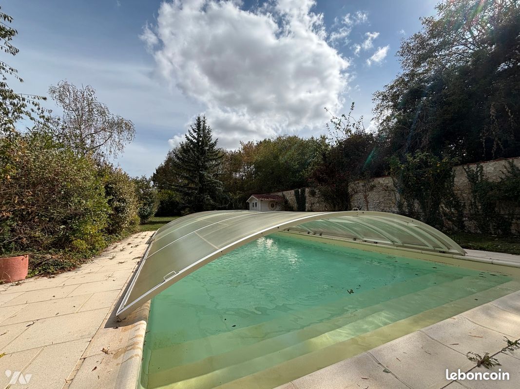 Maison 7 pièces 244 m² · à Monnaie · 244 m² · 250 000 €