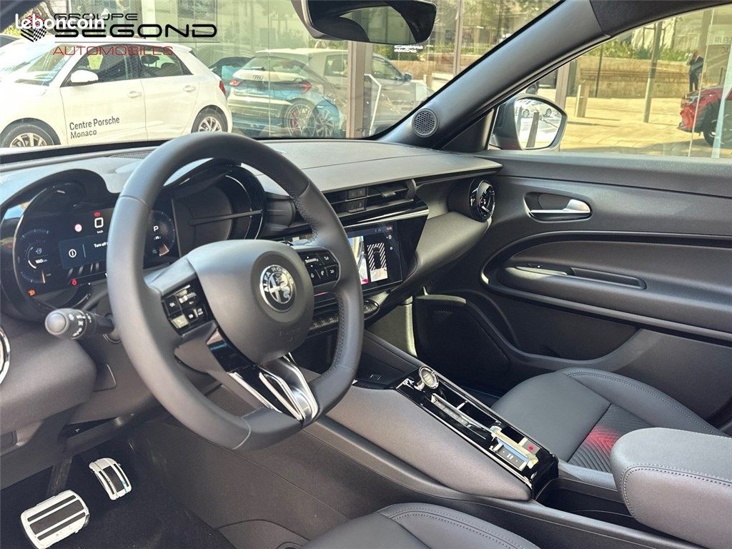 Alfa Romeo Junior 1.2 IBRIDA 145 CH EDCT6 Q4 Premium (image 9)