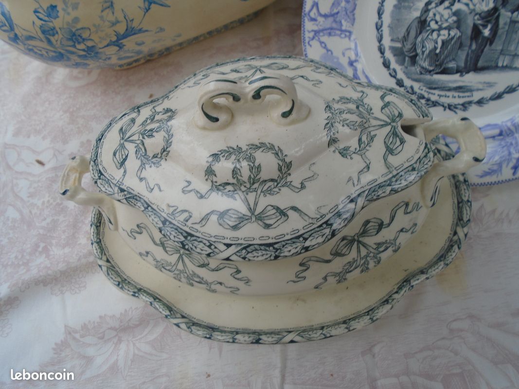 Dînette En Porcelaine Ancienne - 18 Pièces - Motif Fleurs Bleues Et Dorures - Très Bon État