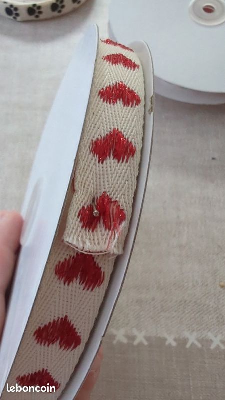 Ruban beige, motifs cœurs brillant (image 1)
