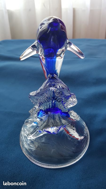 Dauphin en Cristal d'Arques aux reflets bleus