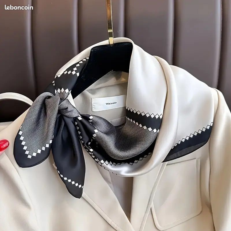 Foulard chic satin 70 cm X 70 cm noir/écru (image 1)