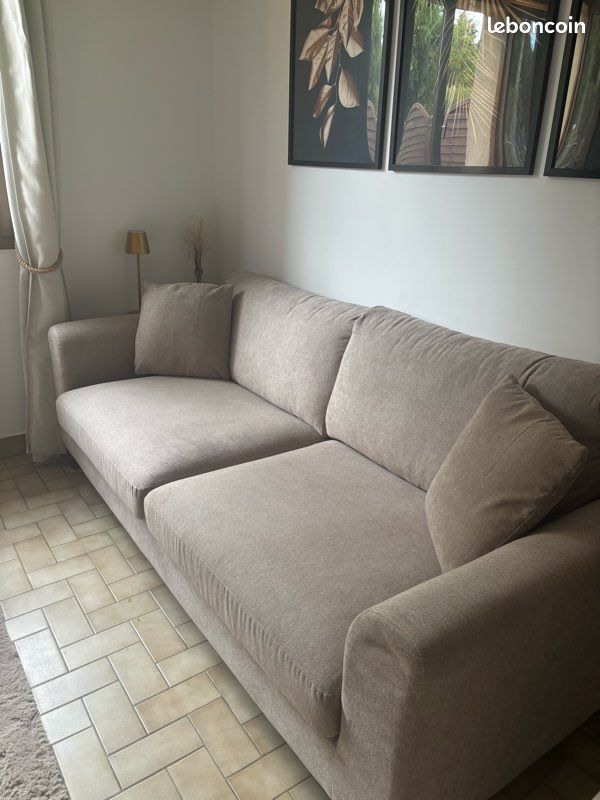 Vend canapé 3 places beige très bonne état,aucun accroc et aucune tache,il a toujours été protégé d une housse 1,90 d assise et 2m avec les [URL masquée pour votre sécurité] y aussi 2 coussins (image 3)