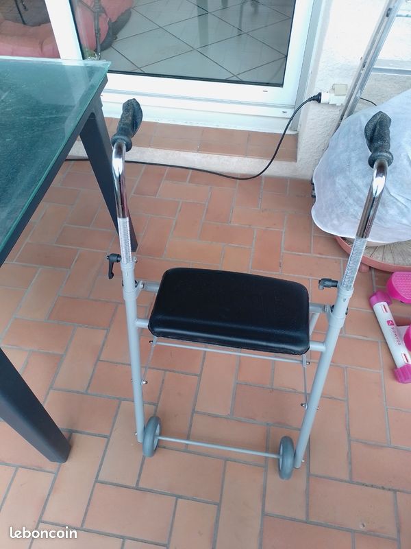 Déambulateur pour personnes âgées ou handicapées repliable (image 1)