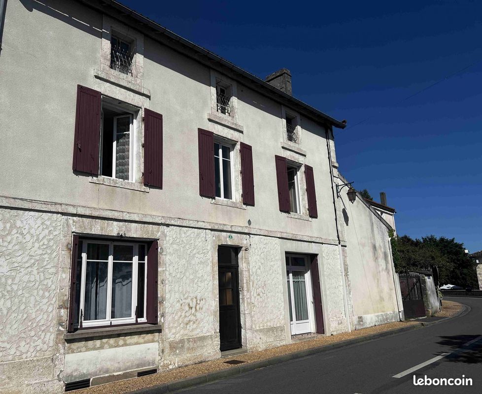 Maison 8 pièces 226 m² · à Saint-Laurent-de-Céris · 226 m² · 137 800 €