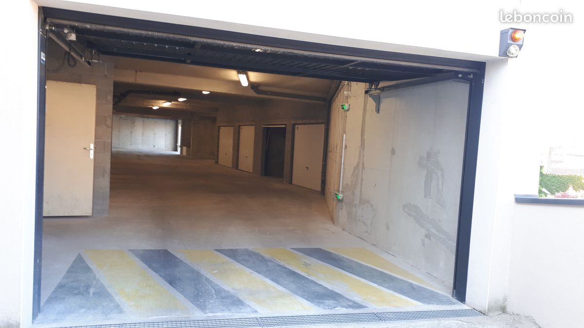 Garage 16,75 m² · à Le Péage-de-Roussillon · 20 000 €