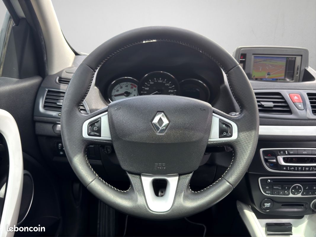 RENAULT MEGANE III COUPE dCi 130 FAP eco2 Monaco GP Euro 5 (image 15)