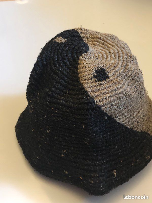 NEUFS 2 Chapeaux "Yin et yang" en fil de chanvre fait main (type bob) (image 1)