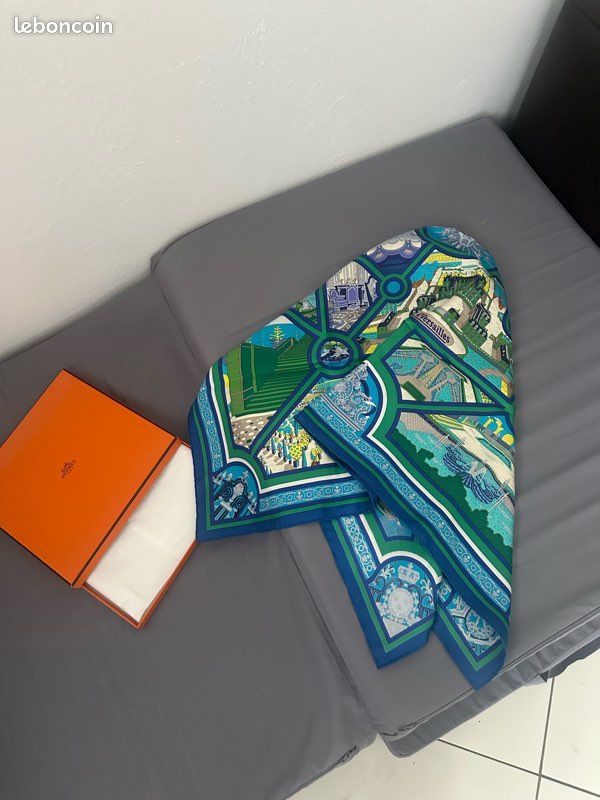 Foulard Hermes 90x90 Flânerie à Versailles (image 5)