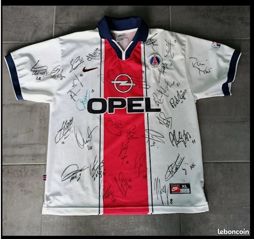 Maillot De Foot Fulham Signé Par L'équipe Première – Certifié – Original