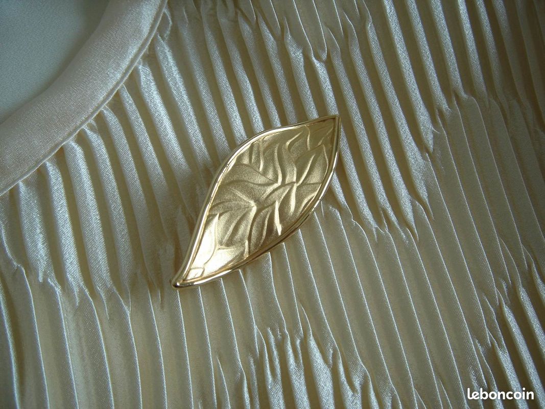 Broche Vintage En Métal Doré En Forme De Feuille - Occasion, Sans Marque, Bijou Ancien !