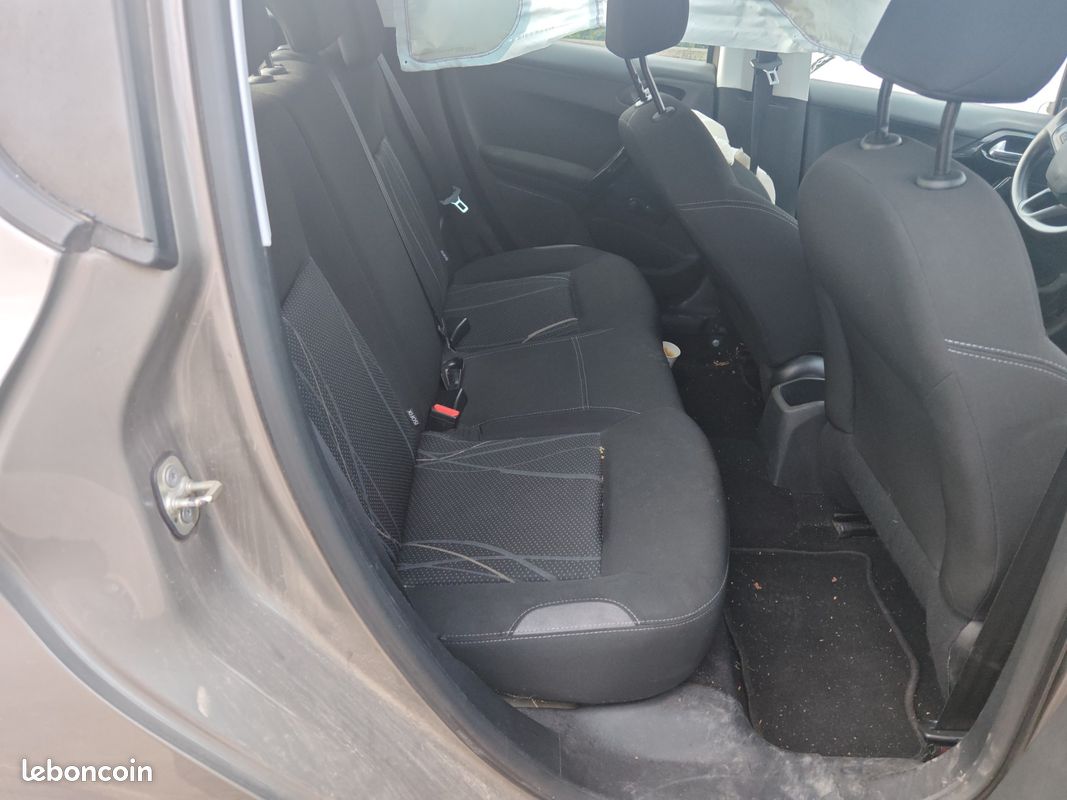 Peugeot 208 1.2 vti accidentée (image 8)