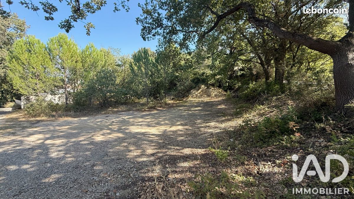Terrain 680 m² · à Robion · 680 m² · 190 000 €