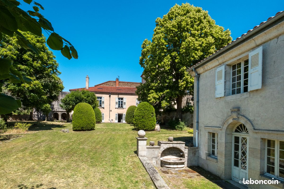 Maison 9 pièces 305 m² · à Brives-Charensac · 305 m² · 295 000 €