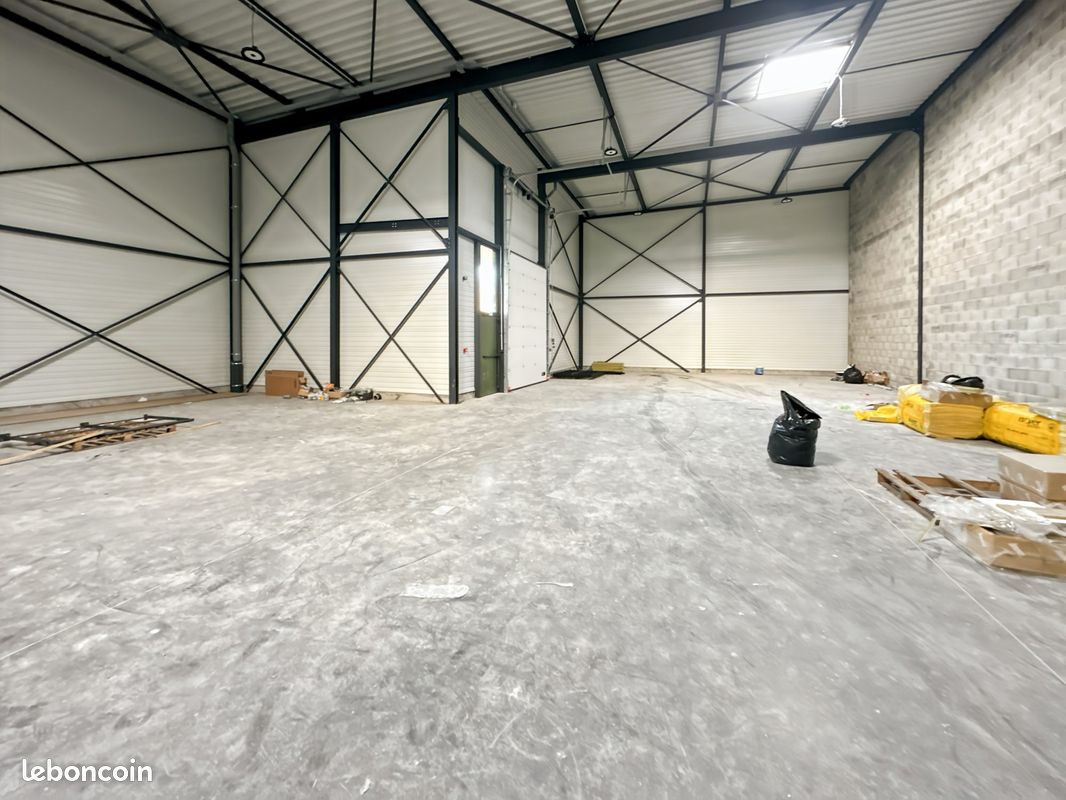 Local 540 m² Thurins (image 1)