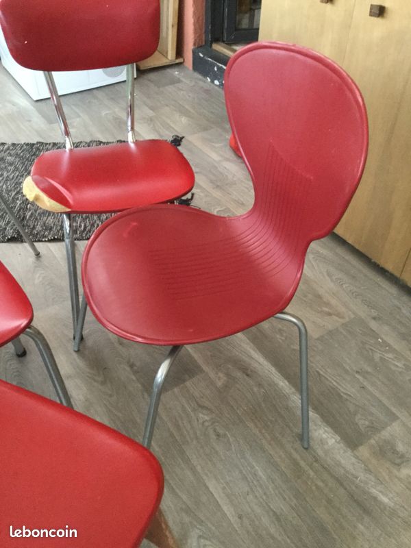 Lot de cinq chaises rouges dépareillées vintage (image 3)
