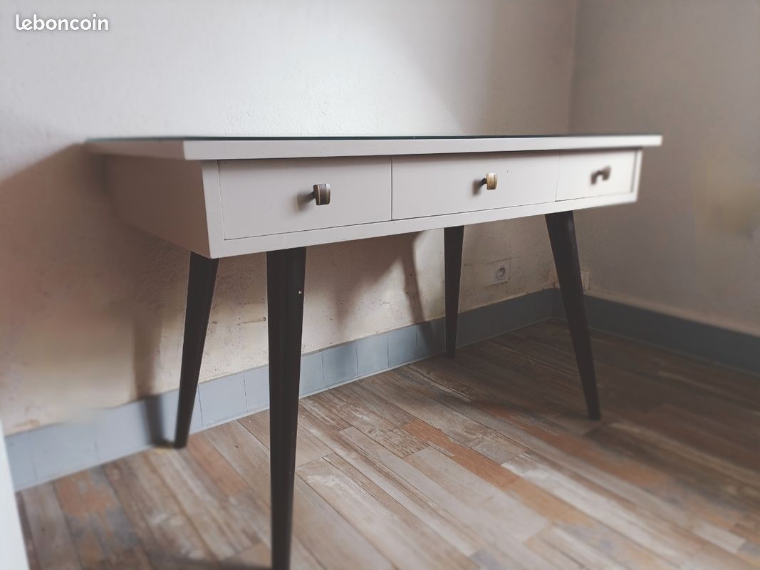 Bureau (image 1)