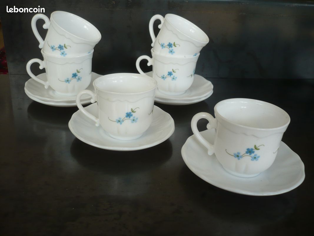 Tasse arcopal modèle Veronica fleurs myosotis 1970